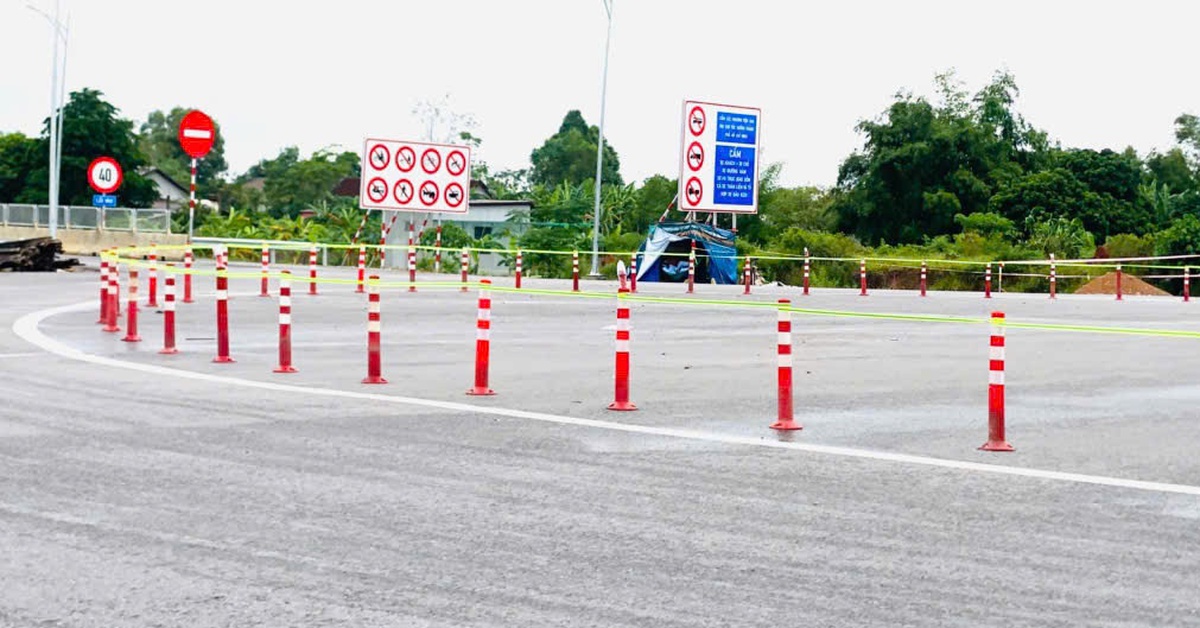 Lắp cọc tiêu mềm tại nút giao cao tốc Cam Lộ - quốc lộ 9 sau phản ánh của Tuổi Trẻ