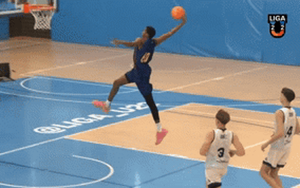 Cú úp rổ đáng kinh ngạc của 'Lamine Yamal của bóng rổ': 13 tuổi, cao 2,10 mét