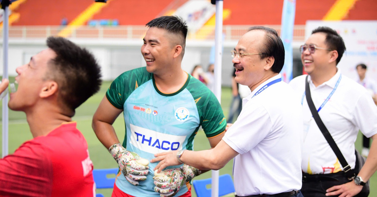 Bầu Thắng 'gây sốt' tại giải bóng đá công nhân