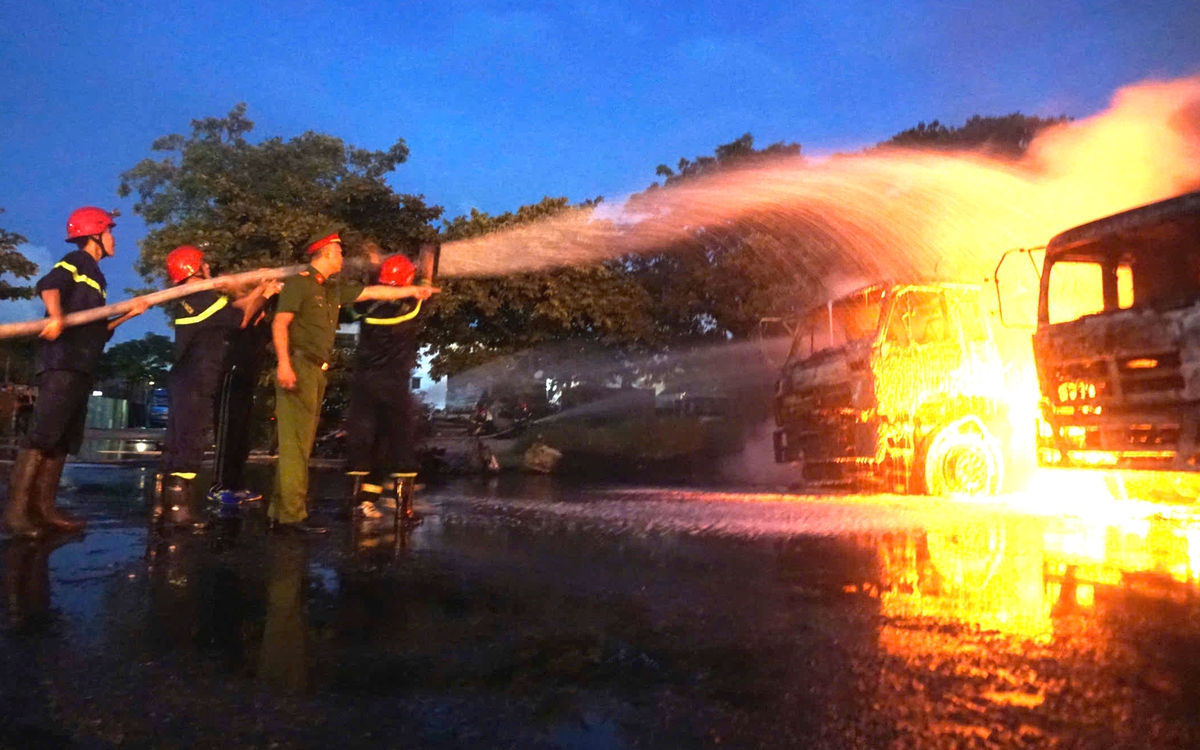 Cháy xe bồn chở xăng dầu, khói lửa bốc lên ngùn ngụt