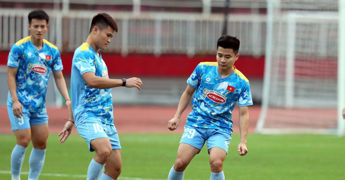 Tuyển Việt Nam ra sân tập, vắng Hoàng Đức và Bùi Tiến Dũng