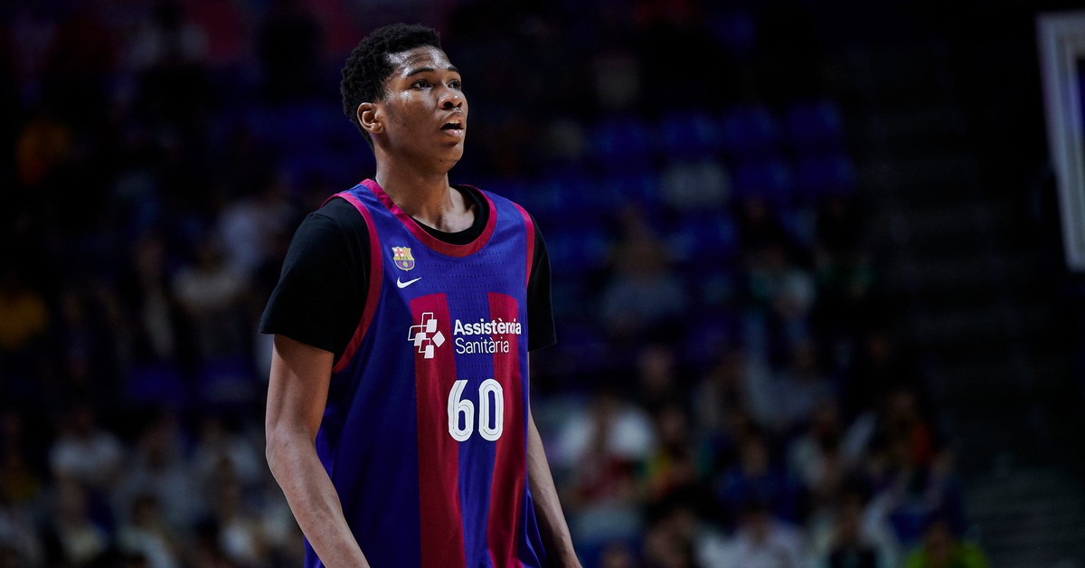 Cú úp rổ đáng kinh ngạc của 'Lamine Yamal của bóng rổ': 13 tuổi, cao 2,10 mét