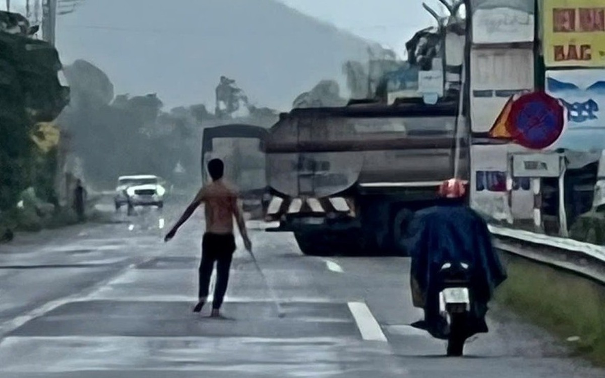 Khống chế thanh niên ngáo đá cầm thanh sắt 'múa võ' la hét giữa đường