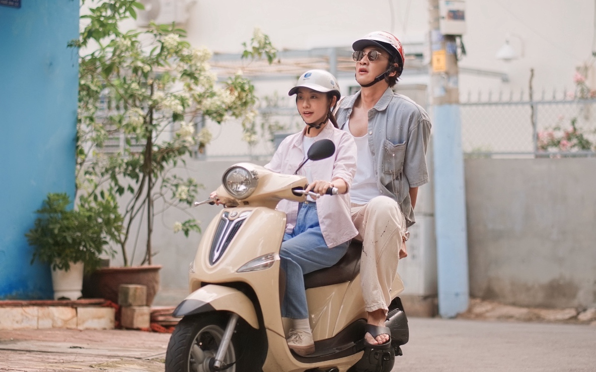 Tay anh giữ một vì sao: Một Việt Nam mới lạ trên màn ảnh rộng