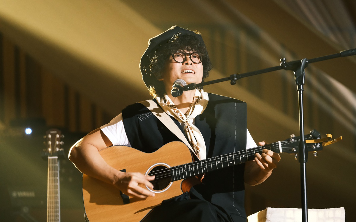 Con chim thiên di Tùng hát về tình yêu