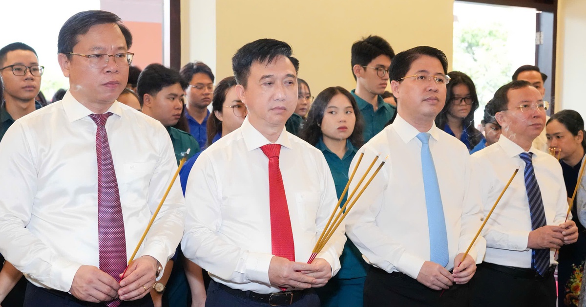 Đoàn đại biểu TP.HCM dâng hương nghĩa trang liệt sĩ, Bảo tàng Hồ Chí Minh trước thềm Đại hội Đảng