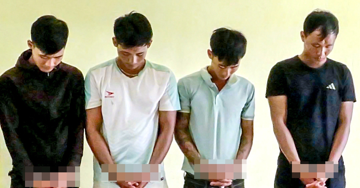 Bốn anh em chèo thuyền đi trộm tủ lạnh, điều hòa của nhà dân chạy lũ