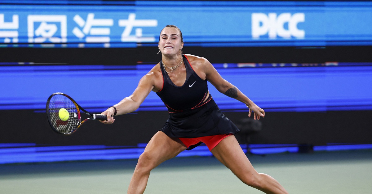 Sabalenka ném vợt suýt trúng cậu bé nhặt bóng