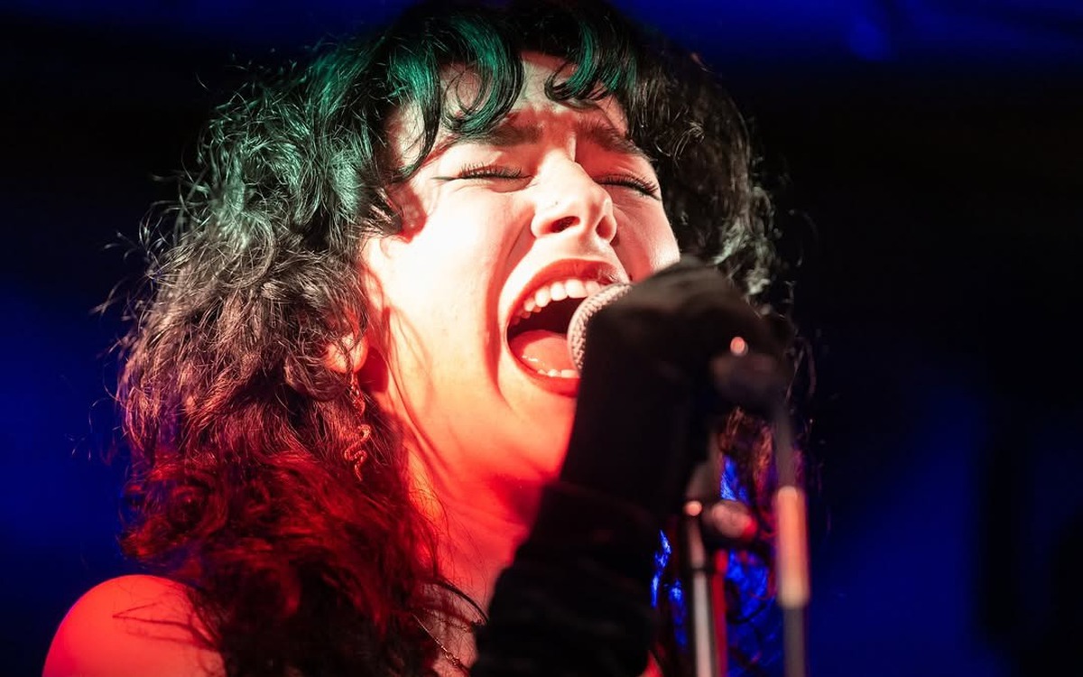 Điều gì xảy ra khi hòa hai bản nhạc làm một?