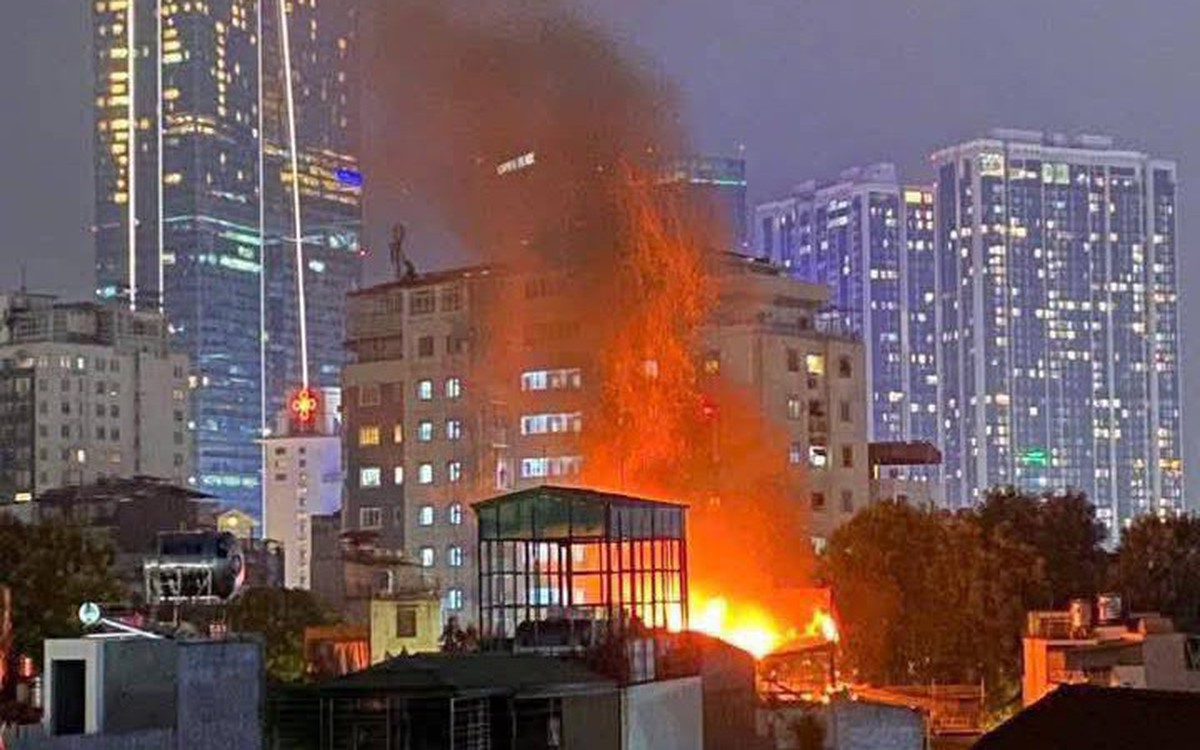 Bắt người đàn ông hai lần đốt rác trên sân thượng, gây cháy lan sang nhà hàng xóm