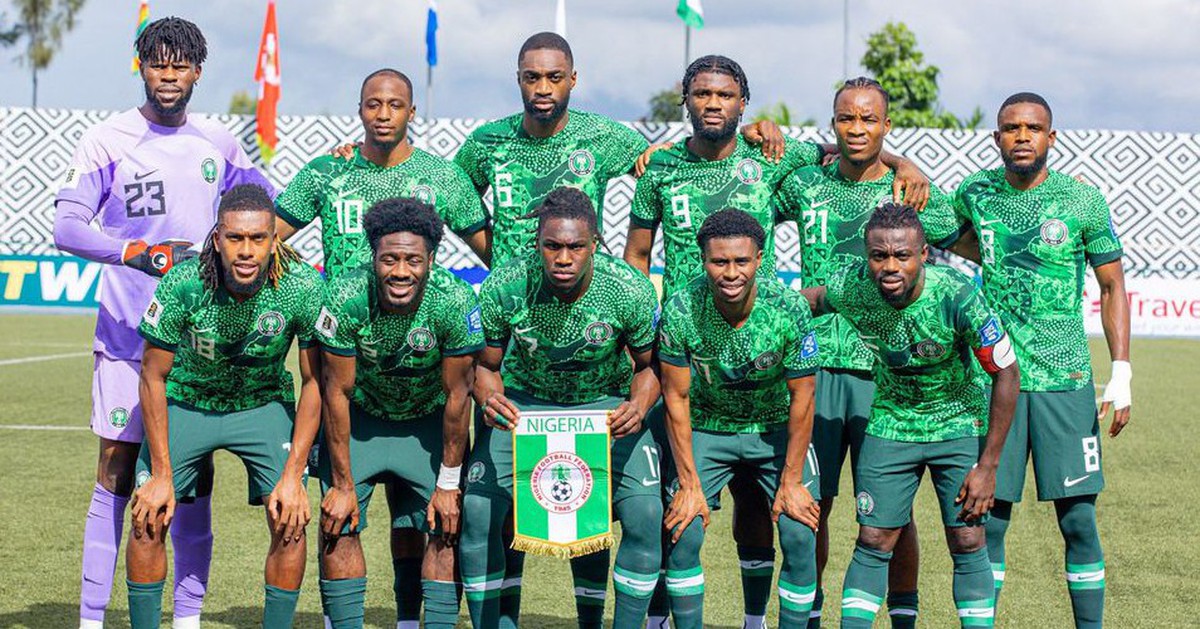 Tuyển Nigeria hú vía trên chuyến bay gặp sự cố