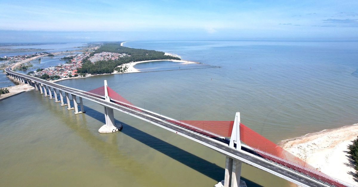 Cầu vượt cửa biển dài nhất miền Trung: Cầu xây xong, bao giờ thông xe?