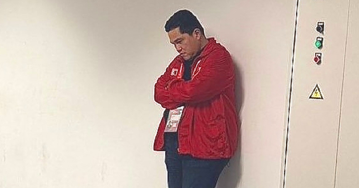 Hình ảnh thất vọng của Chủ tịch Liên đoàn Bóng đá Indonesia