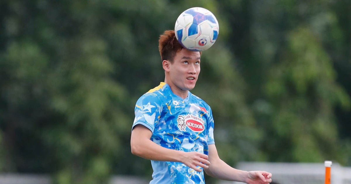 Hoàng Đức trở lại sân tập, HLV Kim Sang Sik thở phào