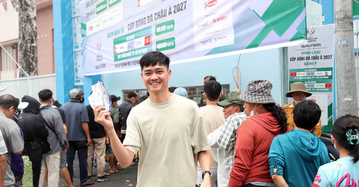 Sân Thống Nhất nhộn nhịp người mua vé xem trận Nepal đấu tuyển Việt Nam