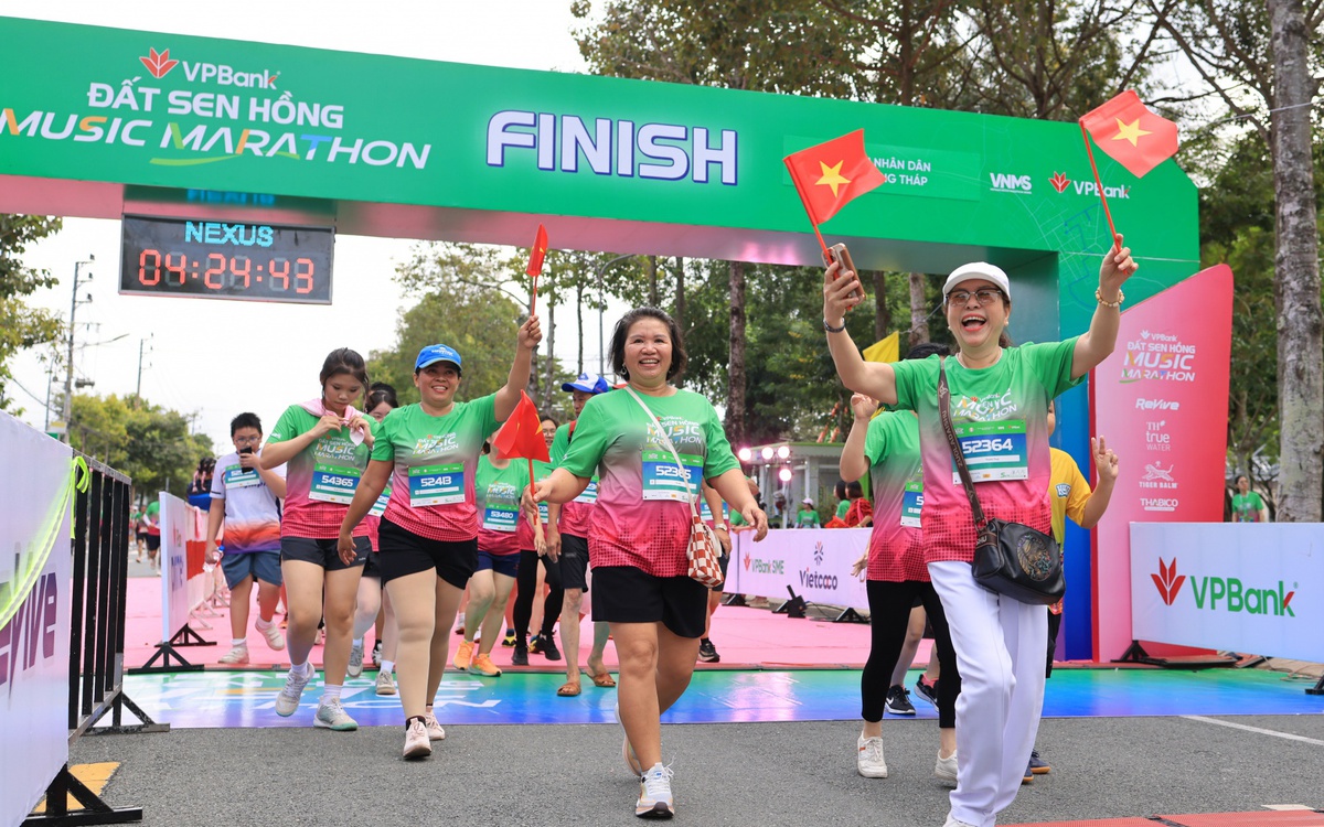 11.000 runner khuấy động đường đua marathon Đất sen hồng