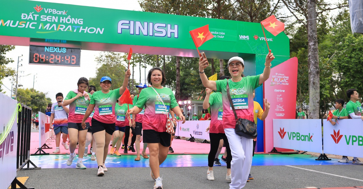 11.000 runner khuấy động đường đua marathon Đất sen hồng