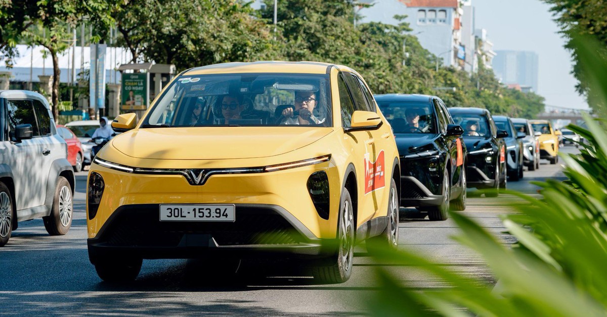 Vừa mở bán tháng đầu tiên, VinFast Limo Green đã giật 'ngôi vương MPV' từ tay Mitsubishi Xpander