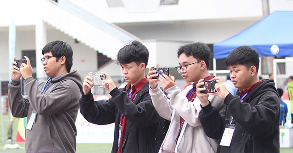 Sinh viên tập làm phóng viên ảnh tại giải bóng đá công nhân