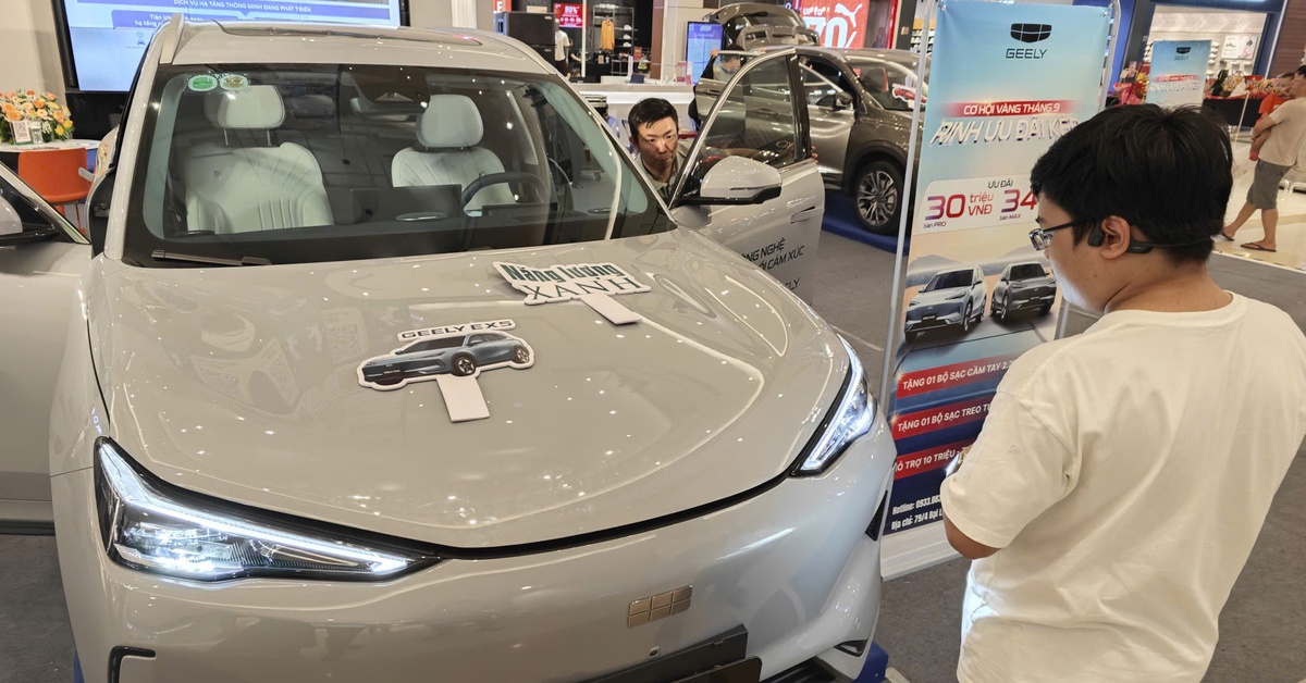 Bán 30.000 ô tô trong một tháng, xe nhập khẩu 'bung hàng'