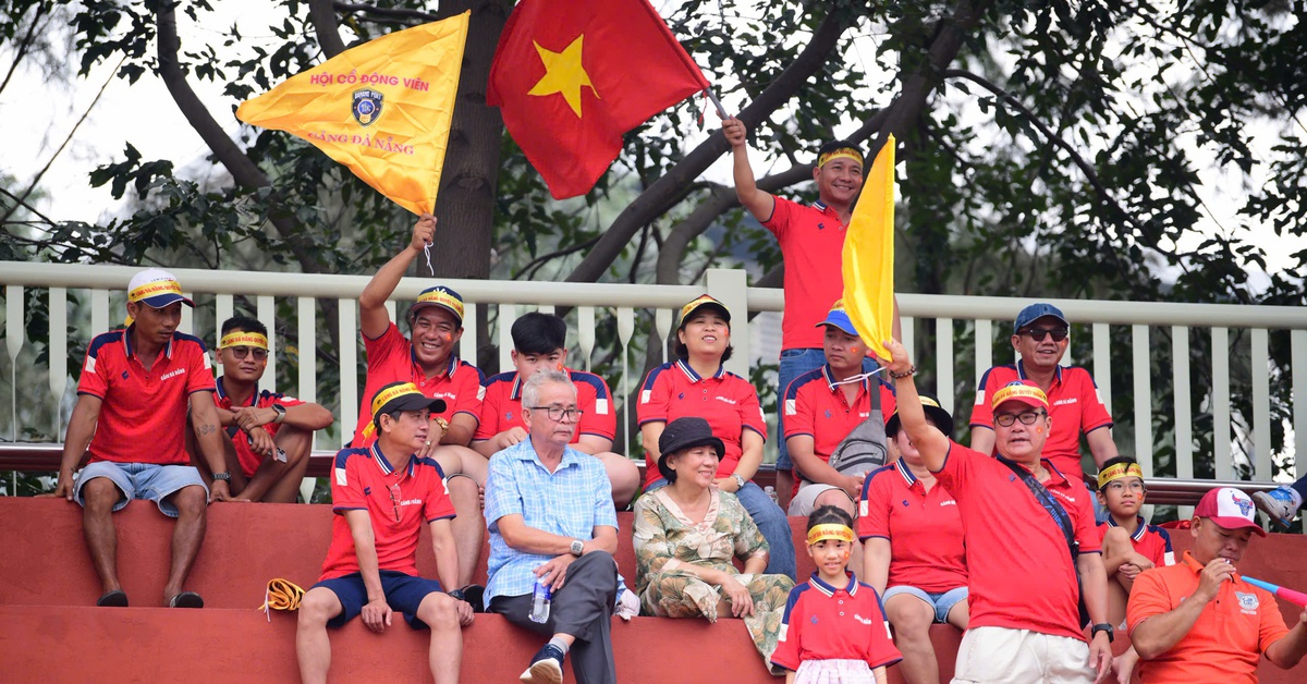 Giải bóng đá công nhân, viên chức Việt Nam 2025: Khán đài 'dậy sóng'