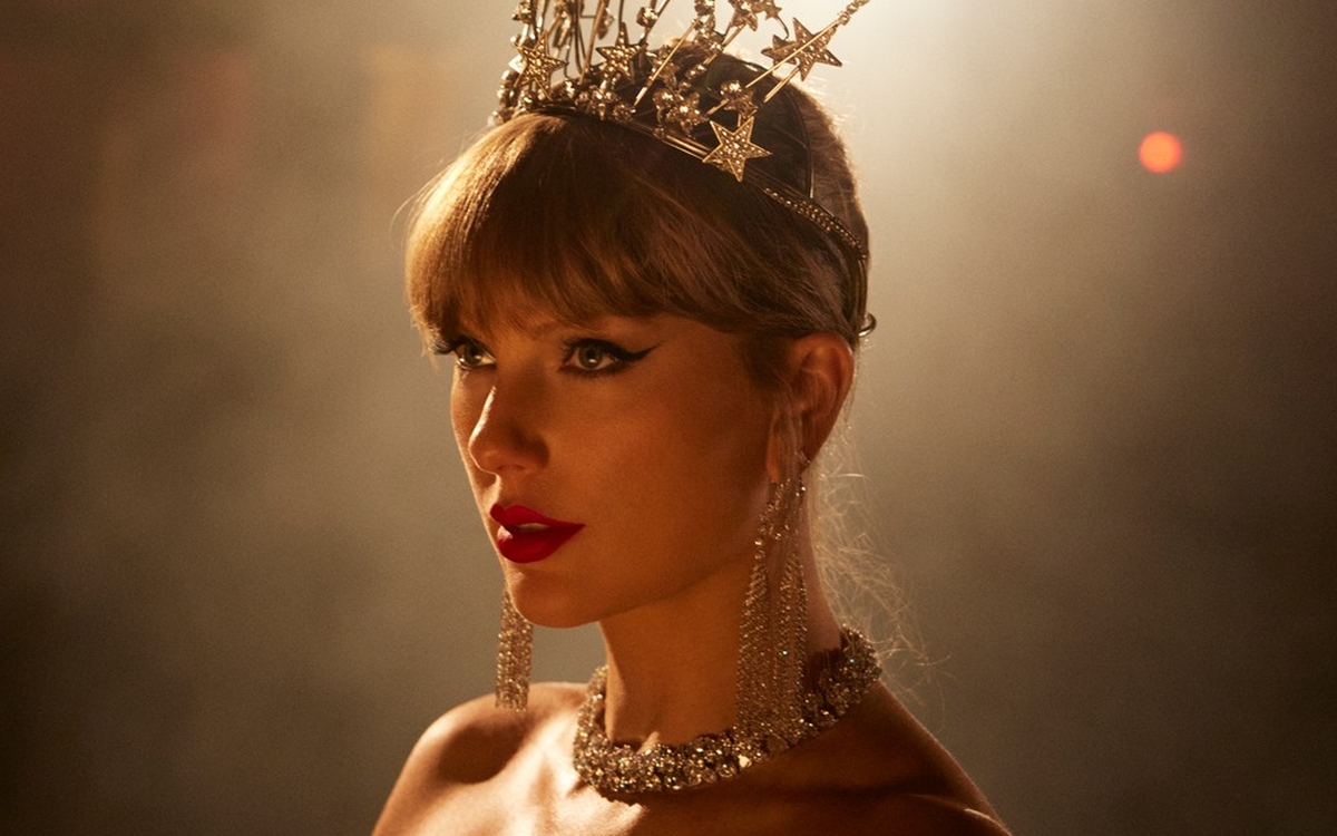 Taylor Swift 'đánh úp' fan, công bố cùng lúc hai dự án mới vào tháng 12