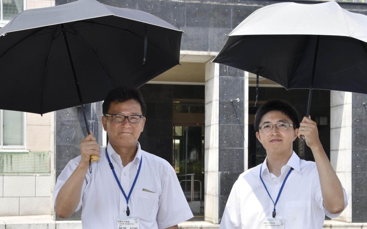 Mùa hè nóng kỷ lục, nhiều nam giới Nhật Bản 'vượt ngại' lần đầu dùng dù che nắng