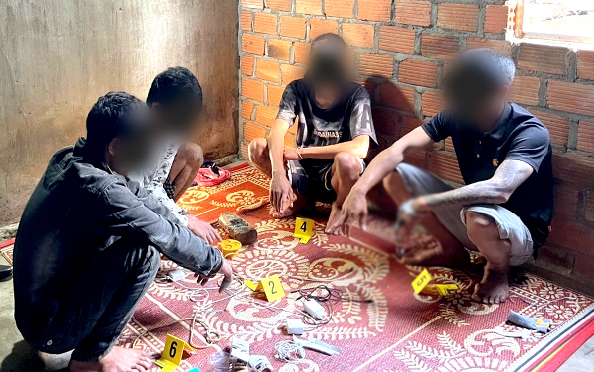 Chơi ma túy phê pha rồi lăn ra ngủ, thức dậy thấy công an bên cạnh