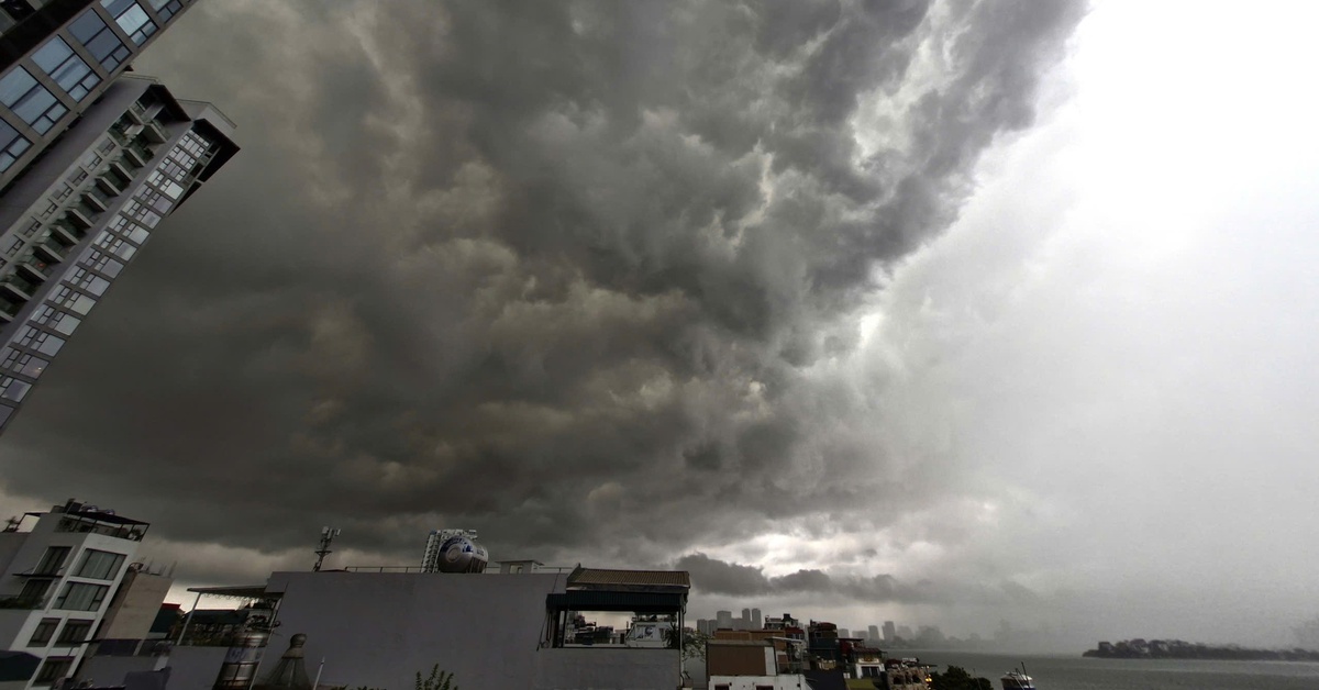 Mây đen cuồn cuộn kéo đến, Hà Nội lại đổ mưa