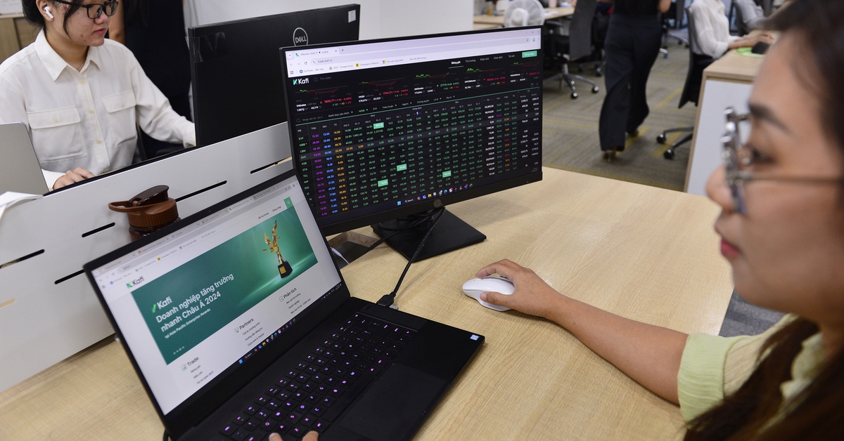 Chứng khoán châu Á lao dốc, VN-Index gây bất ngờ, VN30 còn vượt 2.000 điểm