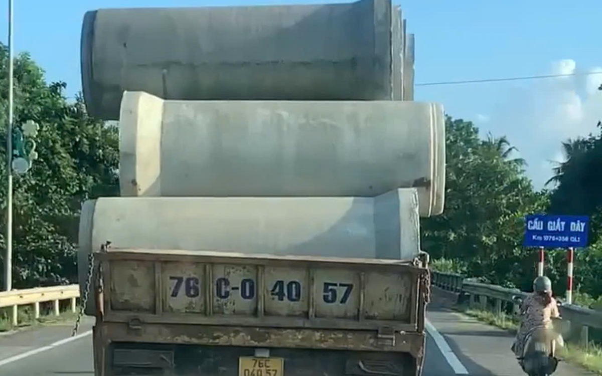Phạt tài xế xe tải 20 triệu vì chở cống bê tông 'chênh vênh' trên đường