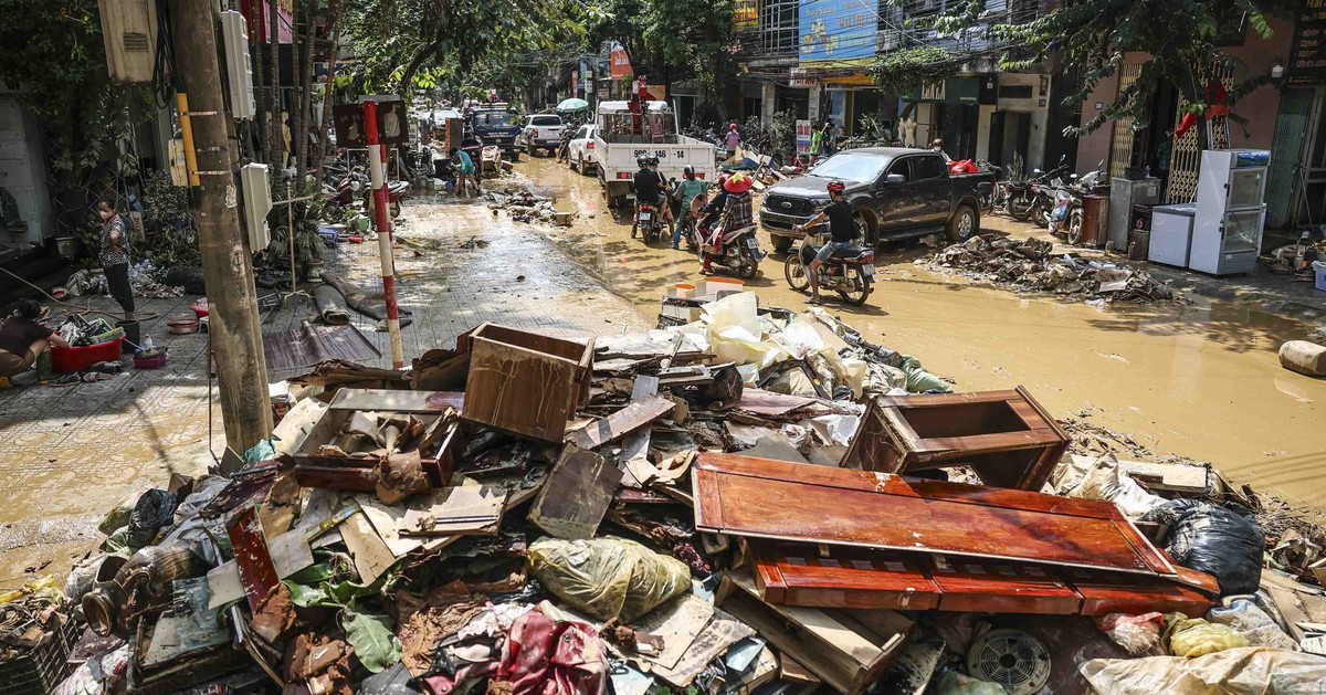 Bốn cơn bão liên tiếp trút xuống miền Bắc gây lũ lịch sử, nhấn chìm nhà cửa