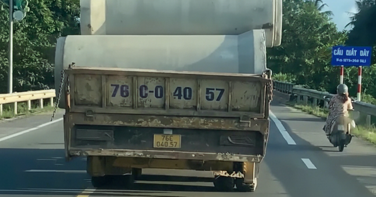 Phạt tài xế xe tải 20 triệu vì chở cống bê tông 'chênh vênh' trên đường