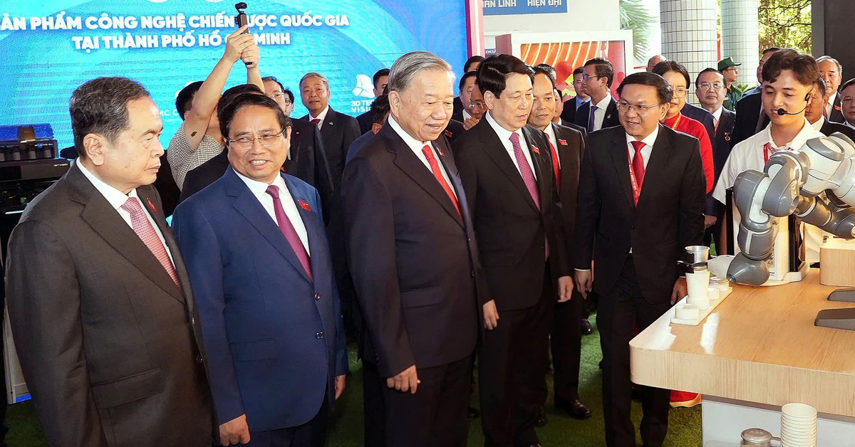 Tổng Bí thư Tô Lâm và các lãnh đạo tham quan triển lãm thiết bị công nghệ, thành tựu báo chí