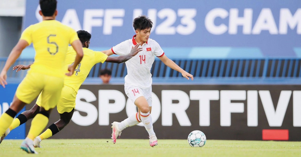 Video: Quốc Việt lập siêu phẩm khiến U23 Qatar 'choáng váng'