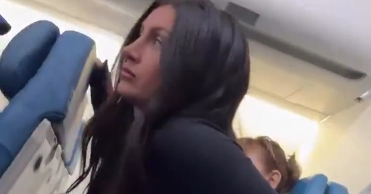 Video người đàn ông bị lừa mở cửa nhà vệ sinh trên máy bay khi có người là dàn dựng