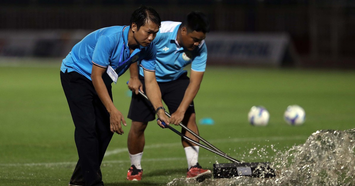 Sân Thống Nhất ngập nước mưa khiến trận Nepal đấu Việt Nam phải lùi giờ