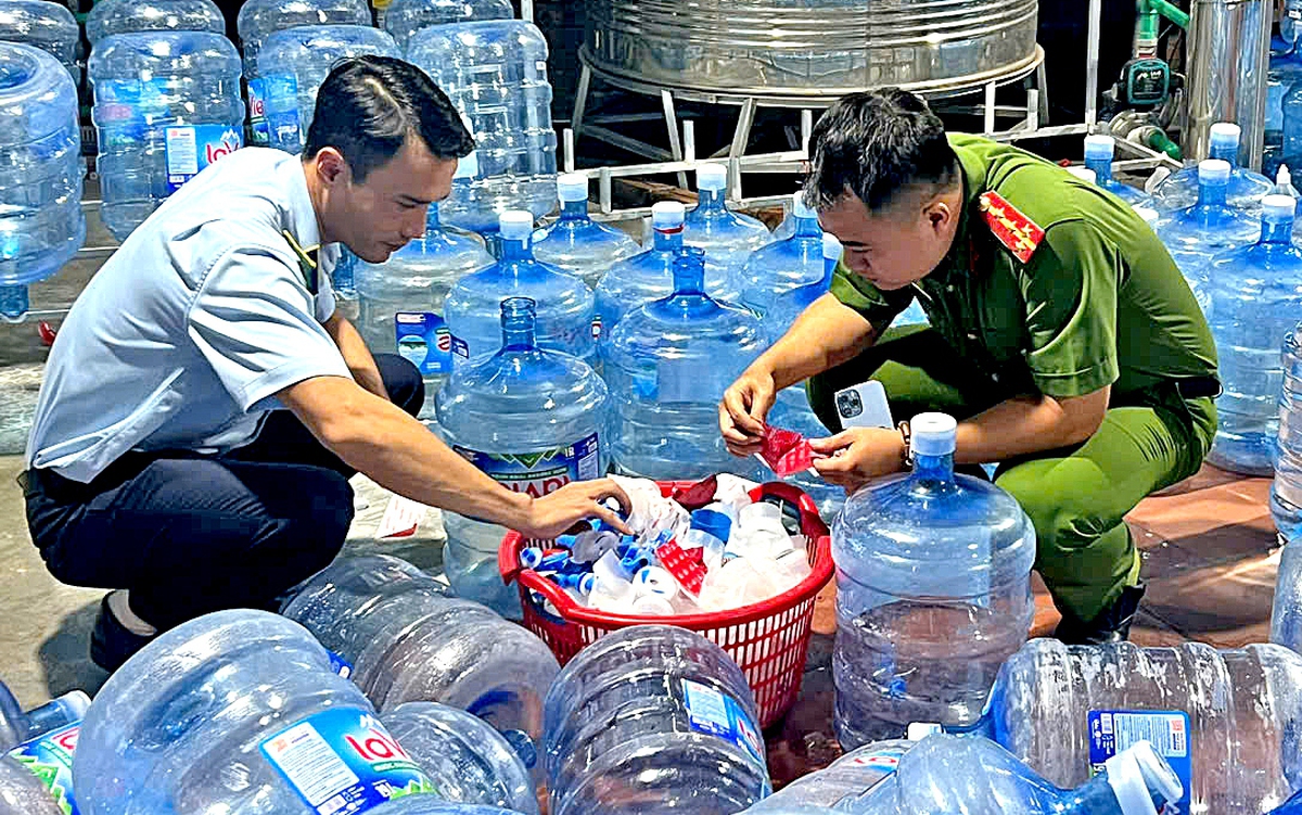 Vỏ bình laVie ruột nước máy: 4 người bị bắt