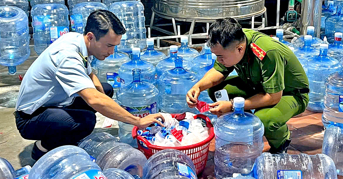 Vỏ bình laVie ruột nước máy: 4 người bị bắt