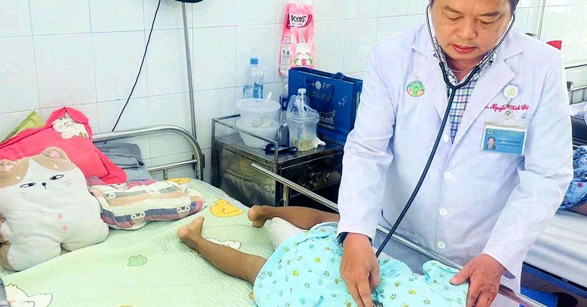 Bé gái trượt patin ngã 'bật ngửa', hai năm sau suýt liệt tứ chi