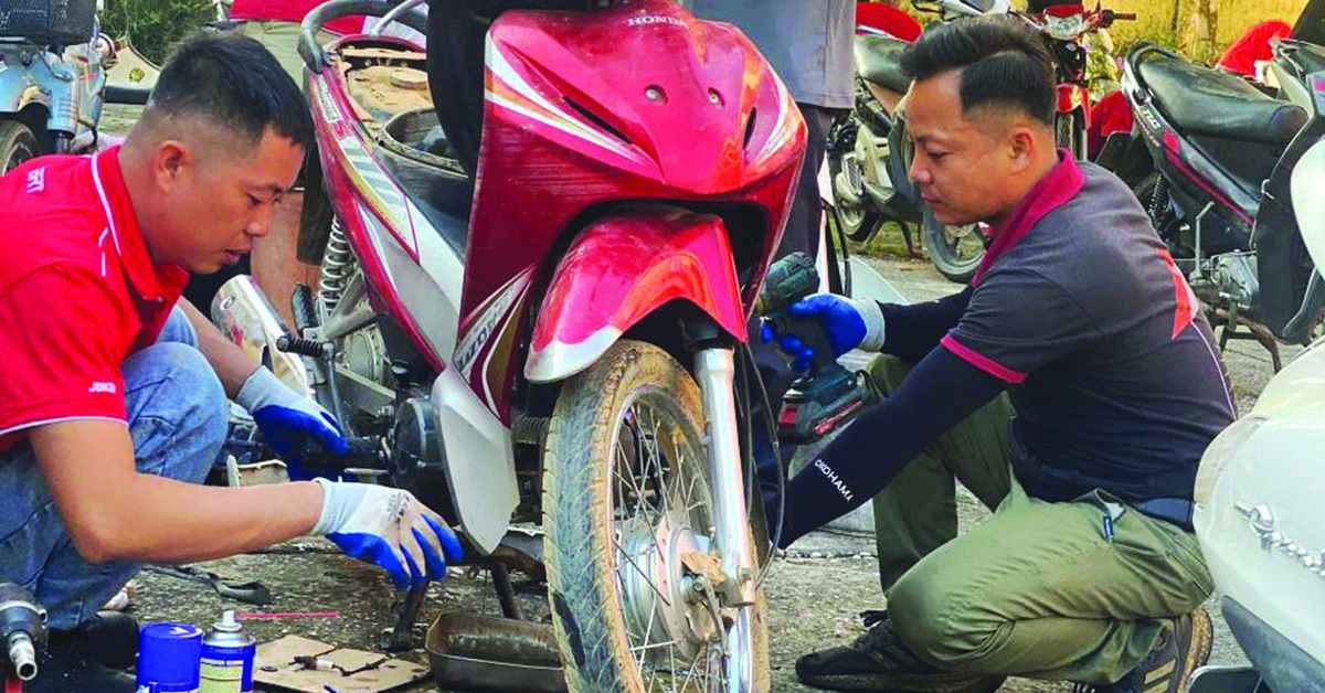 Vượt nghìn cây số 'cứu' xe cho bà con vùng lũ