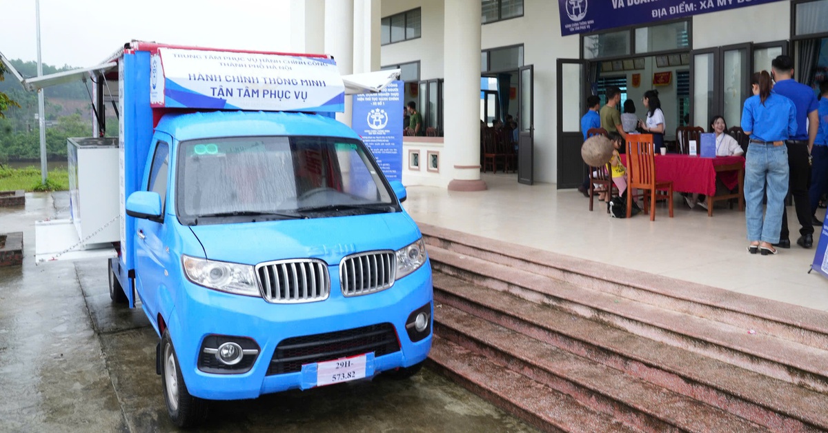 Xe lưu động về tận thôn giáp ranh giữa Hà Nội và Phú Thọ để làm thủ tục hành chính cho dân