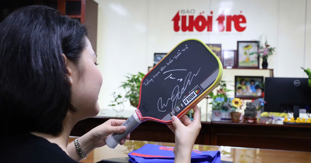 Bạn đọc Tuổi Trẻ hào hứng khi nhận quà có chữ ký của tay vợt pickleball Ben Johns