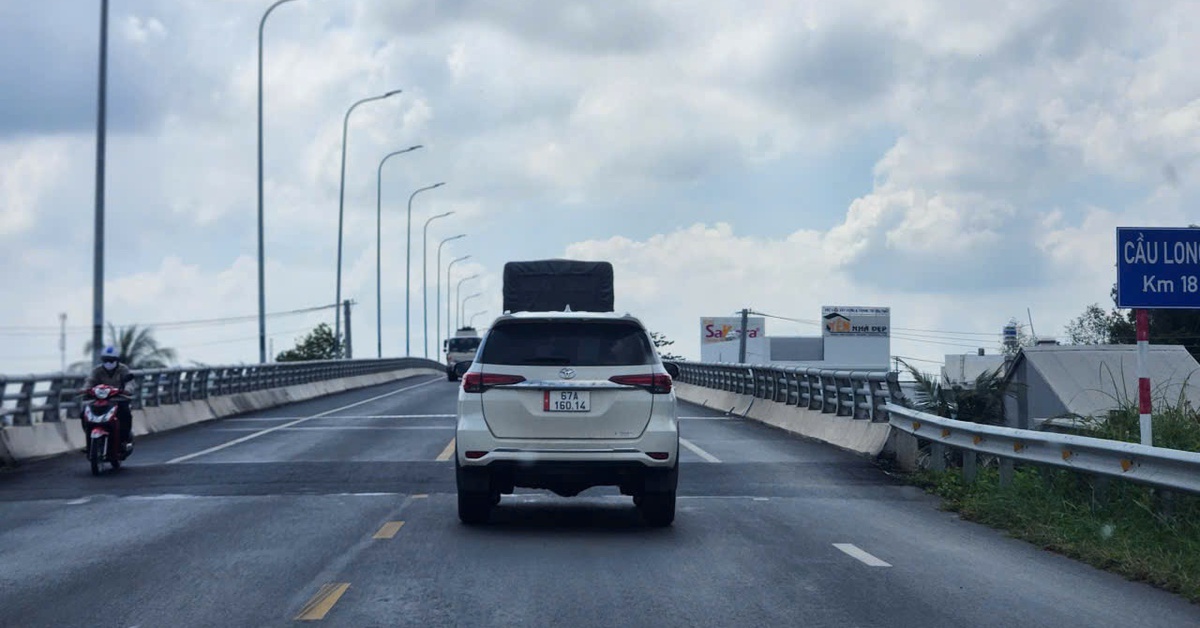 Bạn đọc phản ánh đường tránh Long Xuyên lún mố cầu