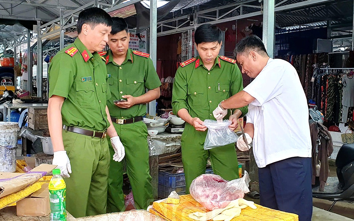 Phát hiện heo bệnh được đóng dấu kiểm dịch chuẩn bị đem ra chợ bán