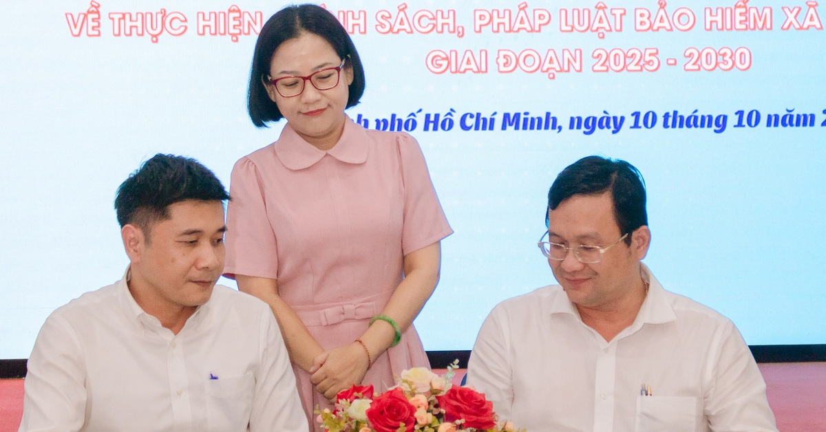 Chương trình 'Trao sổ BHXH, thẻ BHYT - Gửi trao yêu thương'
