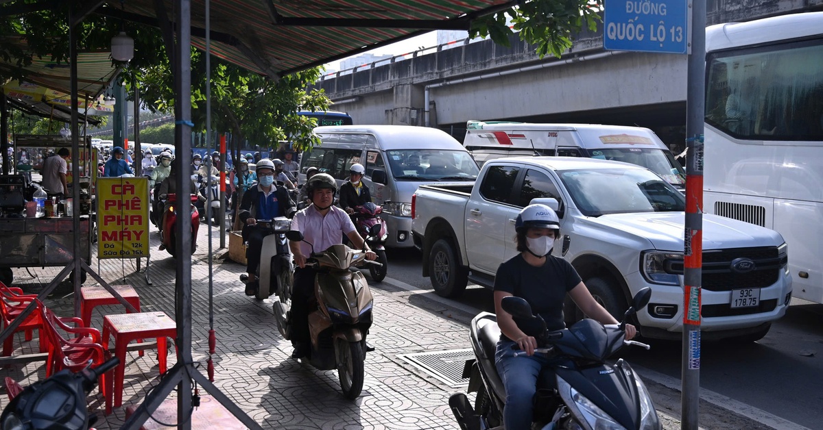 4 ngày, cảnh sát giao thông TP.HCM gửi 'phạt nguội' 400 xe máy leo vỉa hè