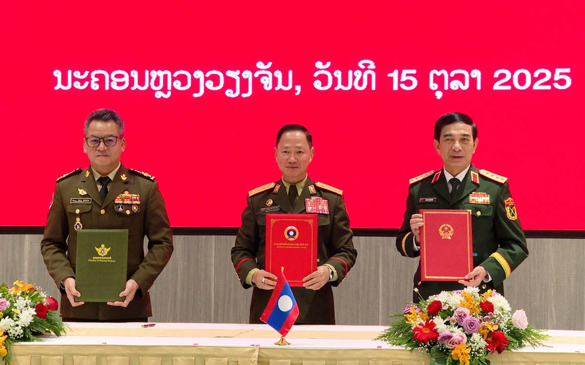 Bộ trưởng Quốc phòng Việt Nam, Lào, Campuchia gặp nhau, chứng kiến diễn tập chung