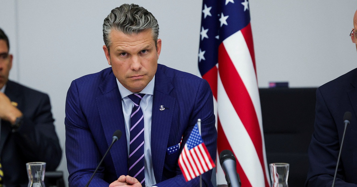 Máy bay chở Bộ trưởng Quốc phòng Mỹ hạ cánh khẩn cấp xuống Anh