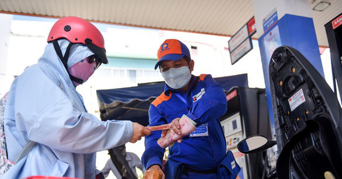 Xăng RON95 tăng giá, gần 20.000 đồng/lít